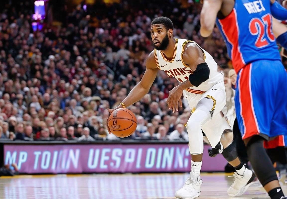 骑士活塞激战：詹姆斯欧文率队主场力克活塞，季后赛悬念再起(图2)