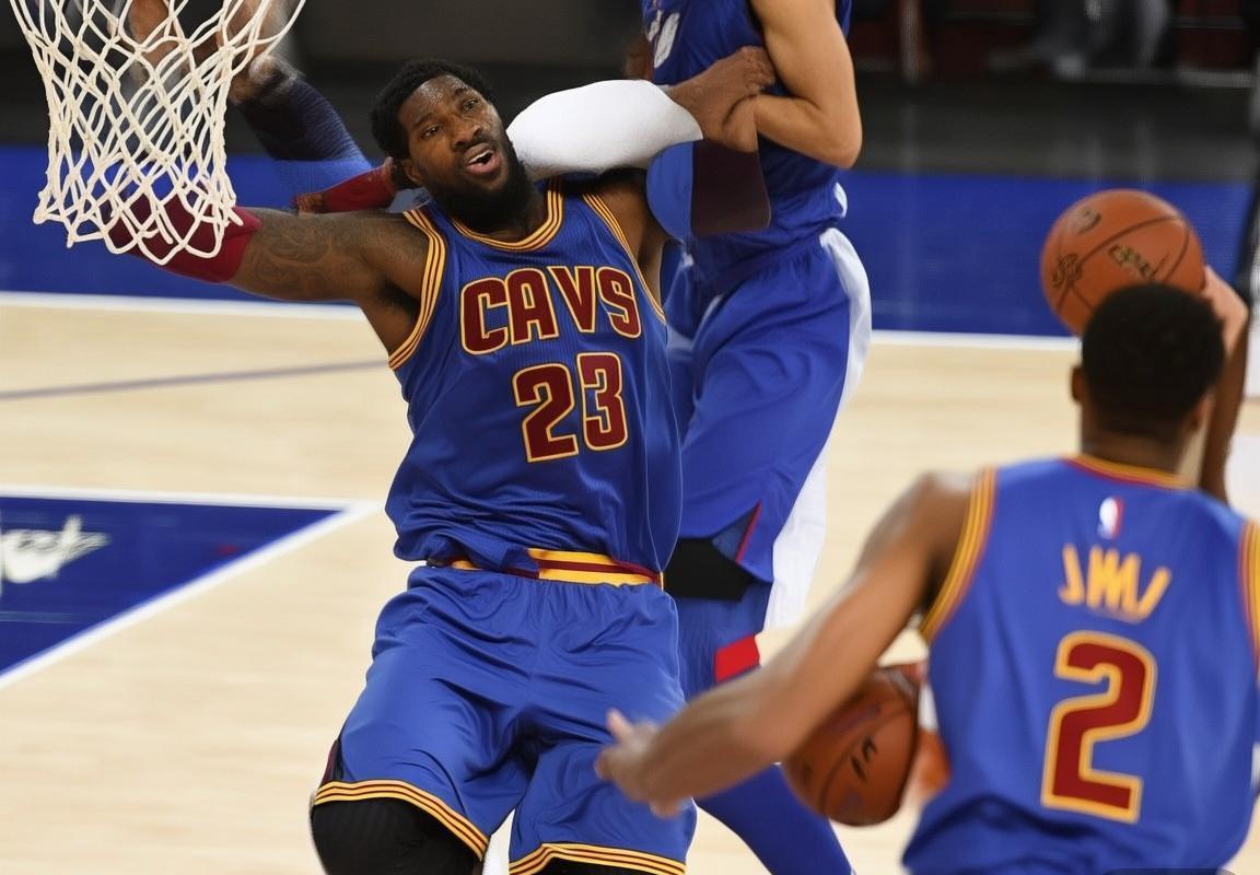 骑士活塞激战：詹姆斯欧文率队主场力克活塞，季后赛悬念再起(图3)